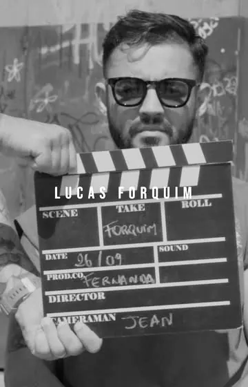 Lucas Forquim, de óculos escuros, atrás de uma claquete no dia de mídia do MFC 7.