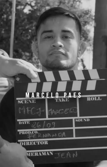 Marcelo Paes segura uma claquete no dia de mídia do MFC 7.