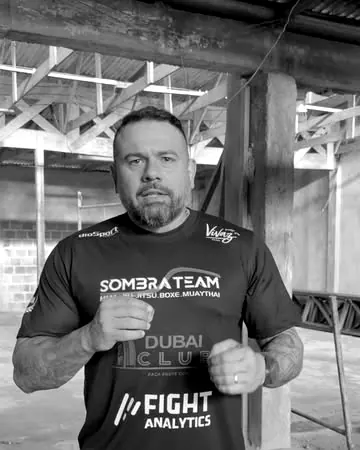 Rafael Sombra, de camiseta do Sombra Team, com os punhos fechados na altura do peito.